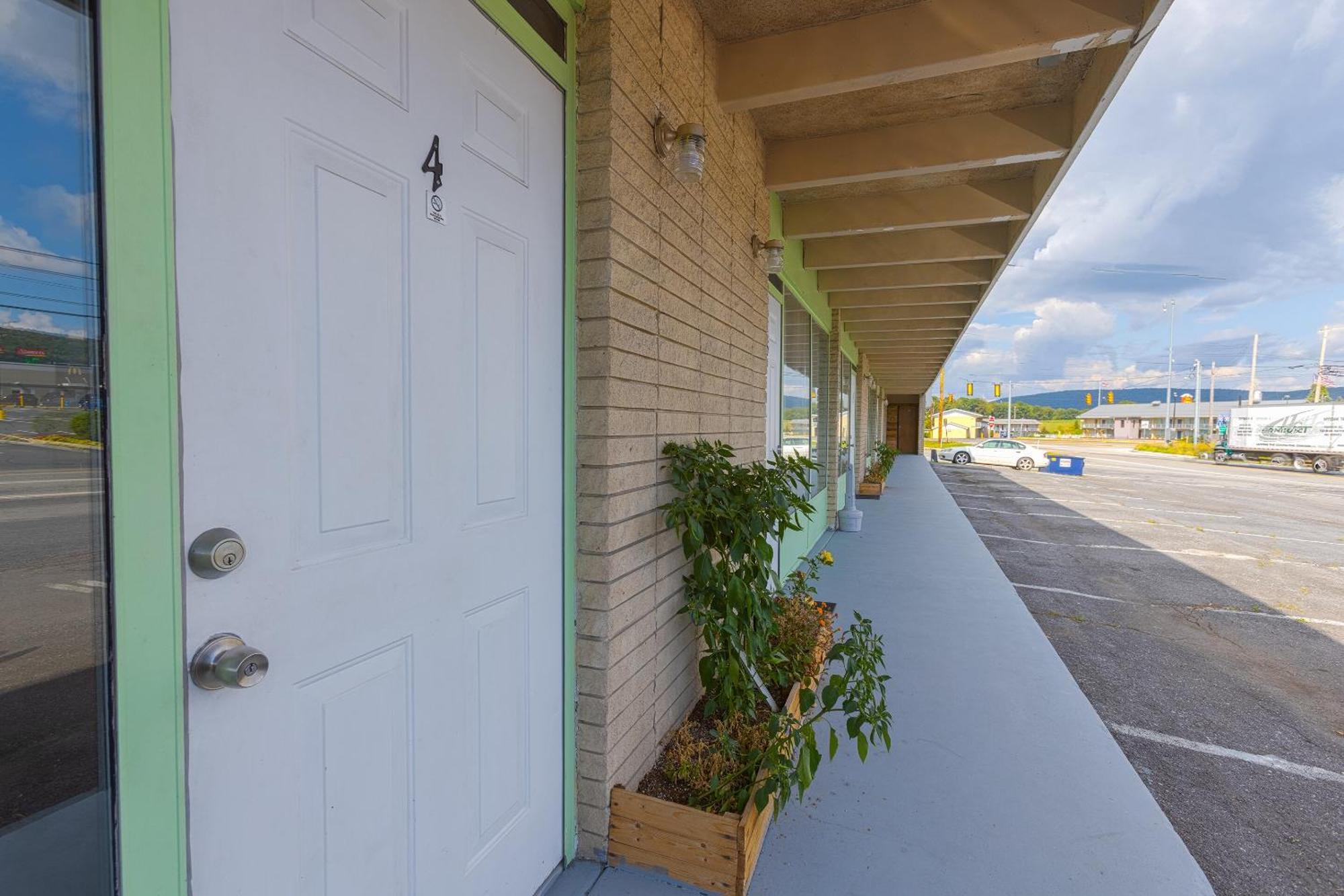 Sonrise Inn Lincoln Hwy By Oyo Breezewood エクステリア 写真
