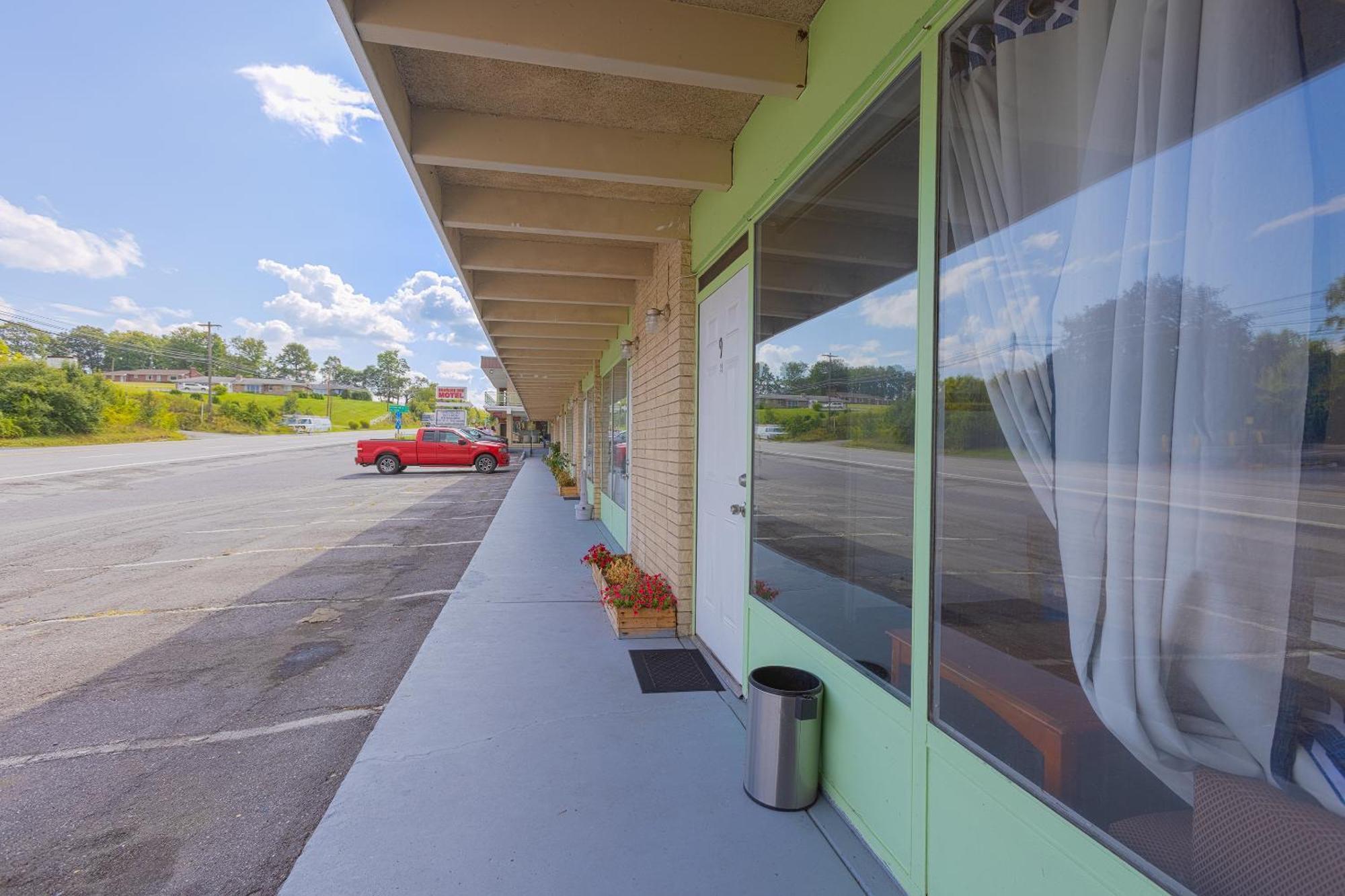 Sonrise Inn Lincoln Hwy By Oyo Breezewood エクステリア 写真