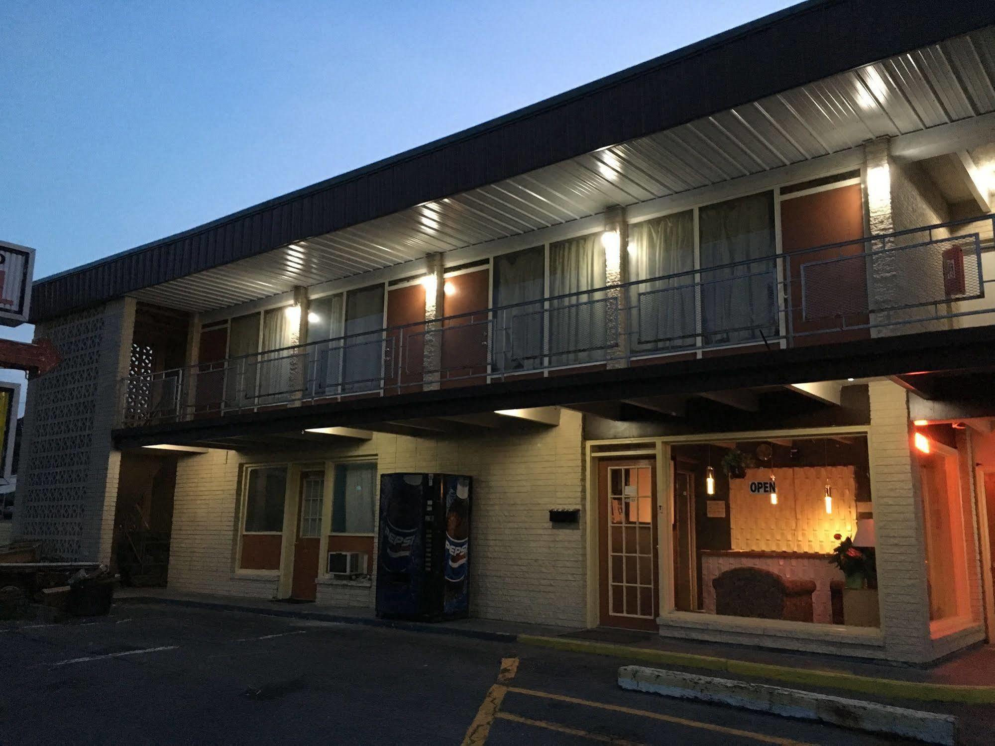 Sonrise Inn Lincoln Hwy By Oyo Breezewood エクステリア 写真